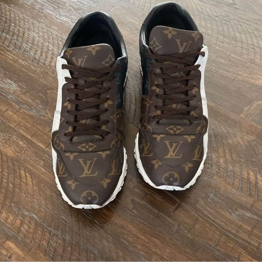 Louis Vuitton size runaway sneaker size 10 authentic great condition